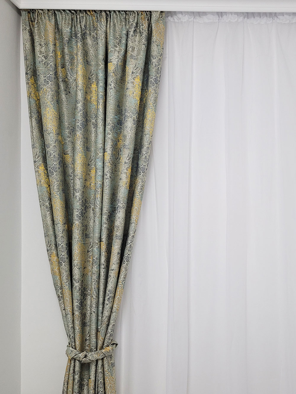 Draperie gri/galben cu model cromatic