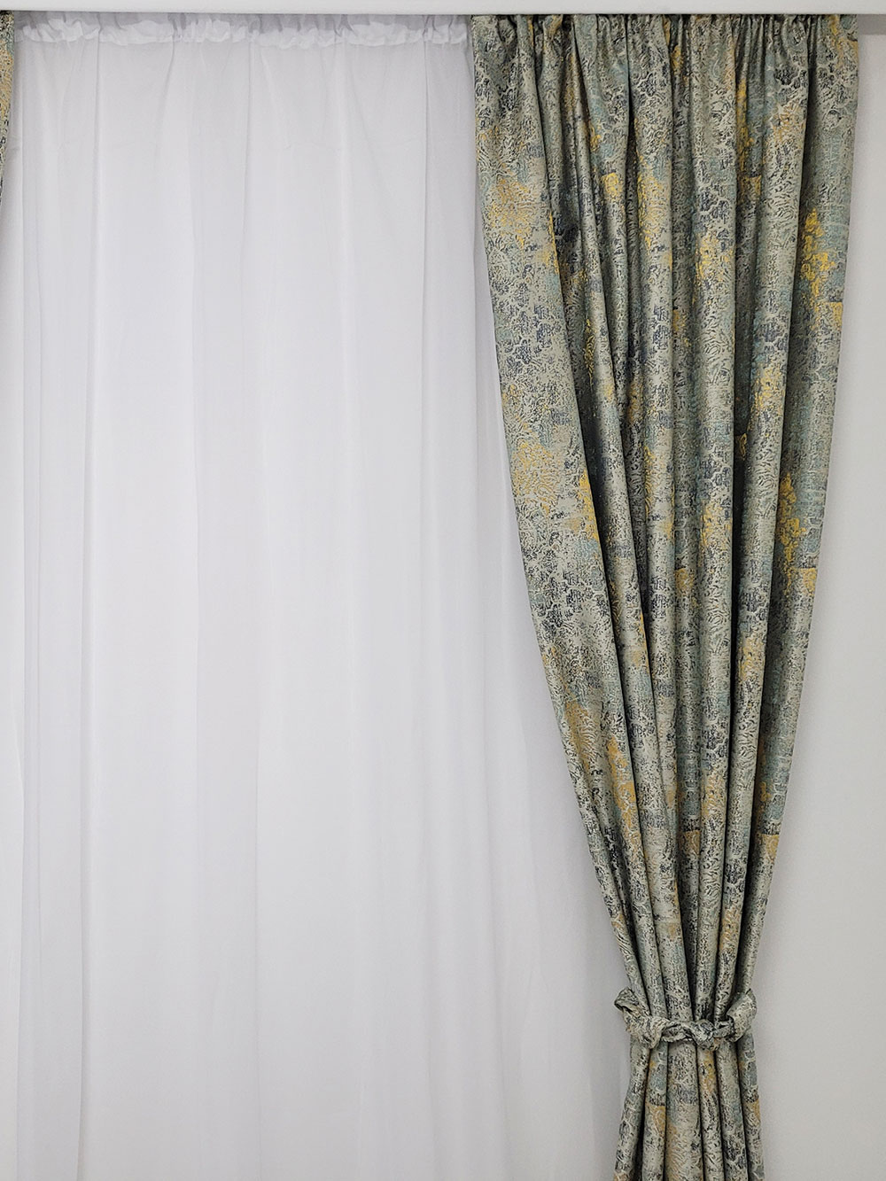 Draperie gri/galben cu model cromatic