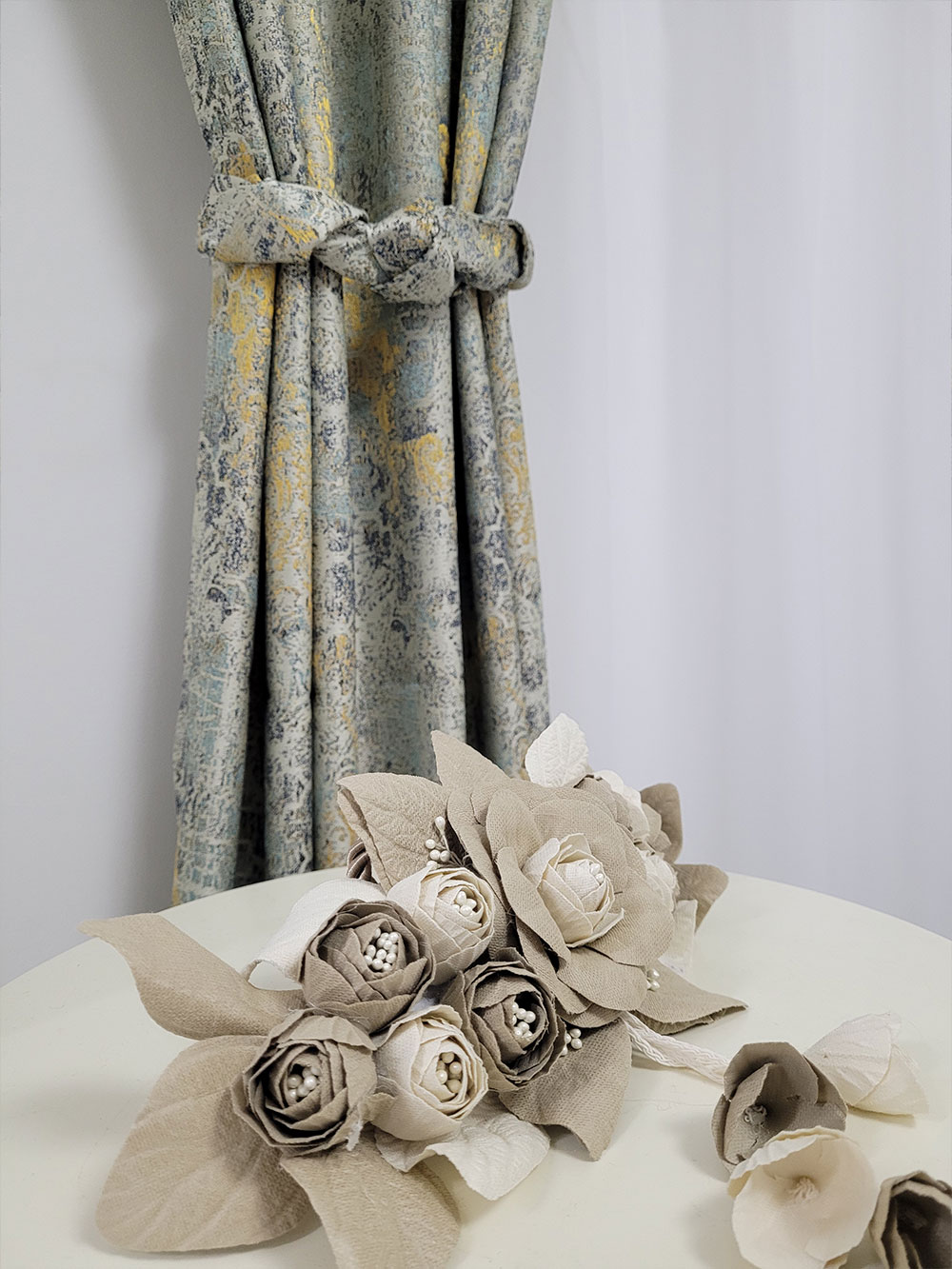 Draperie gri/galben cu model cromatic