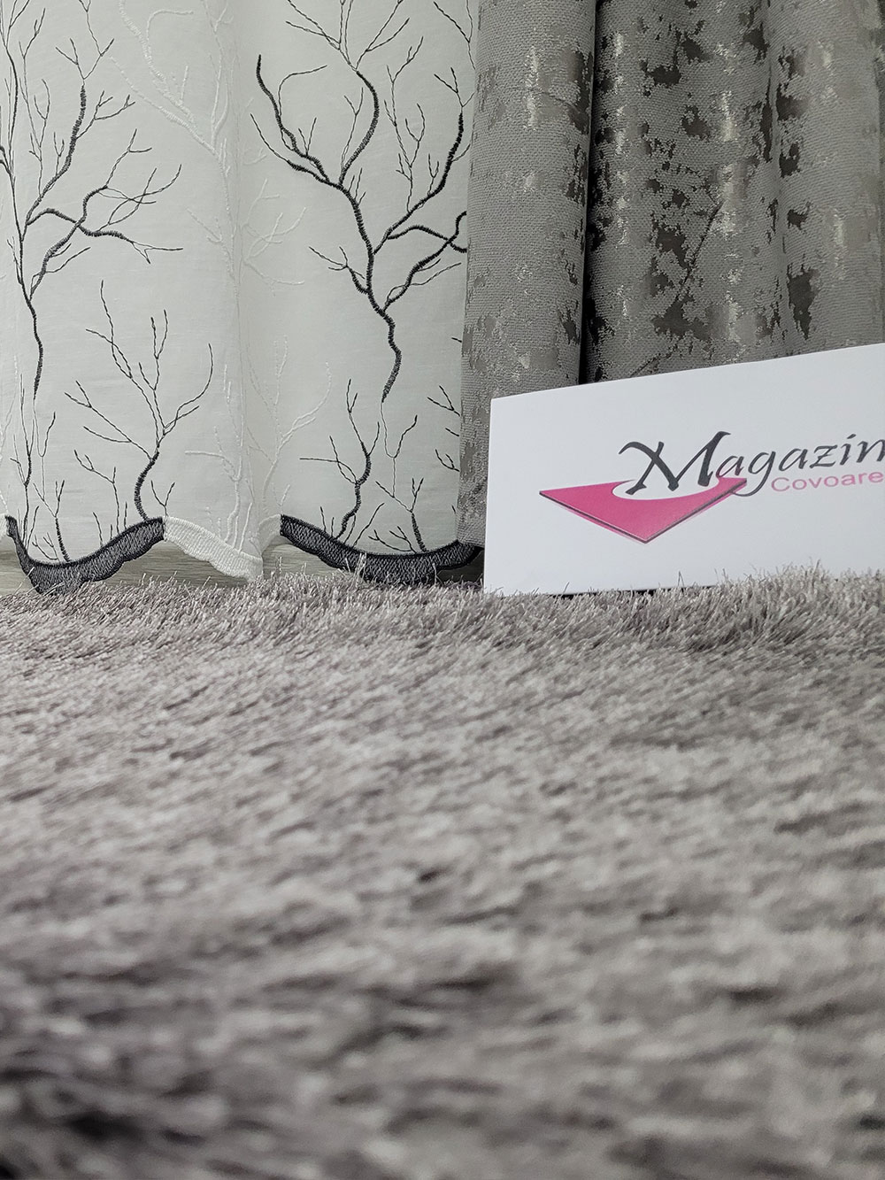 Perdea alb/negru cu model cu crengute