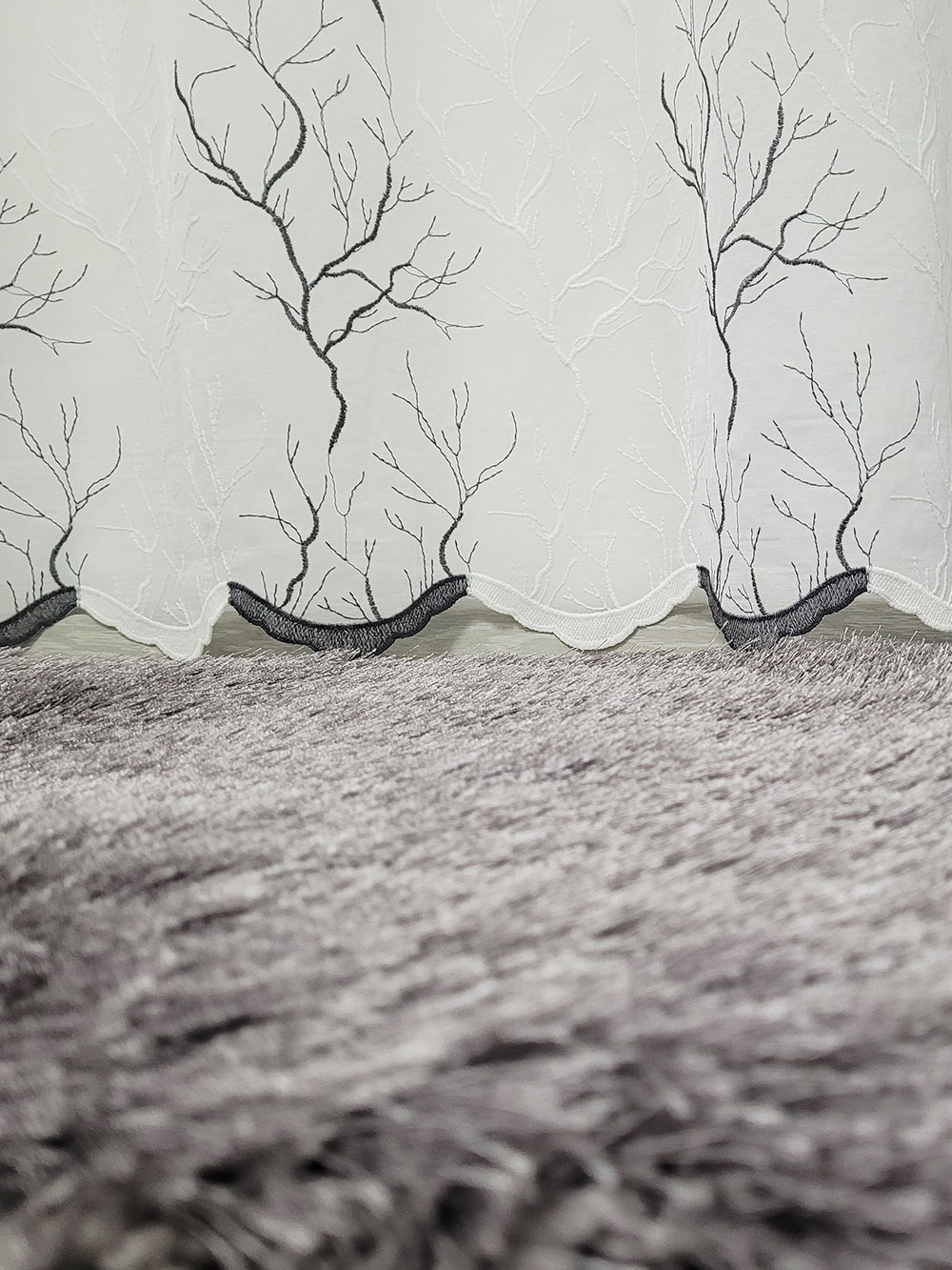 Perdea alb/negru cu model cu crengute