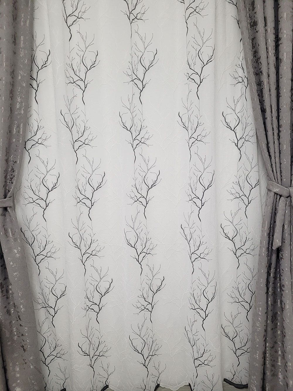 Perdea alb/negru cu model cu crengute