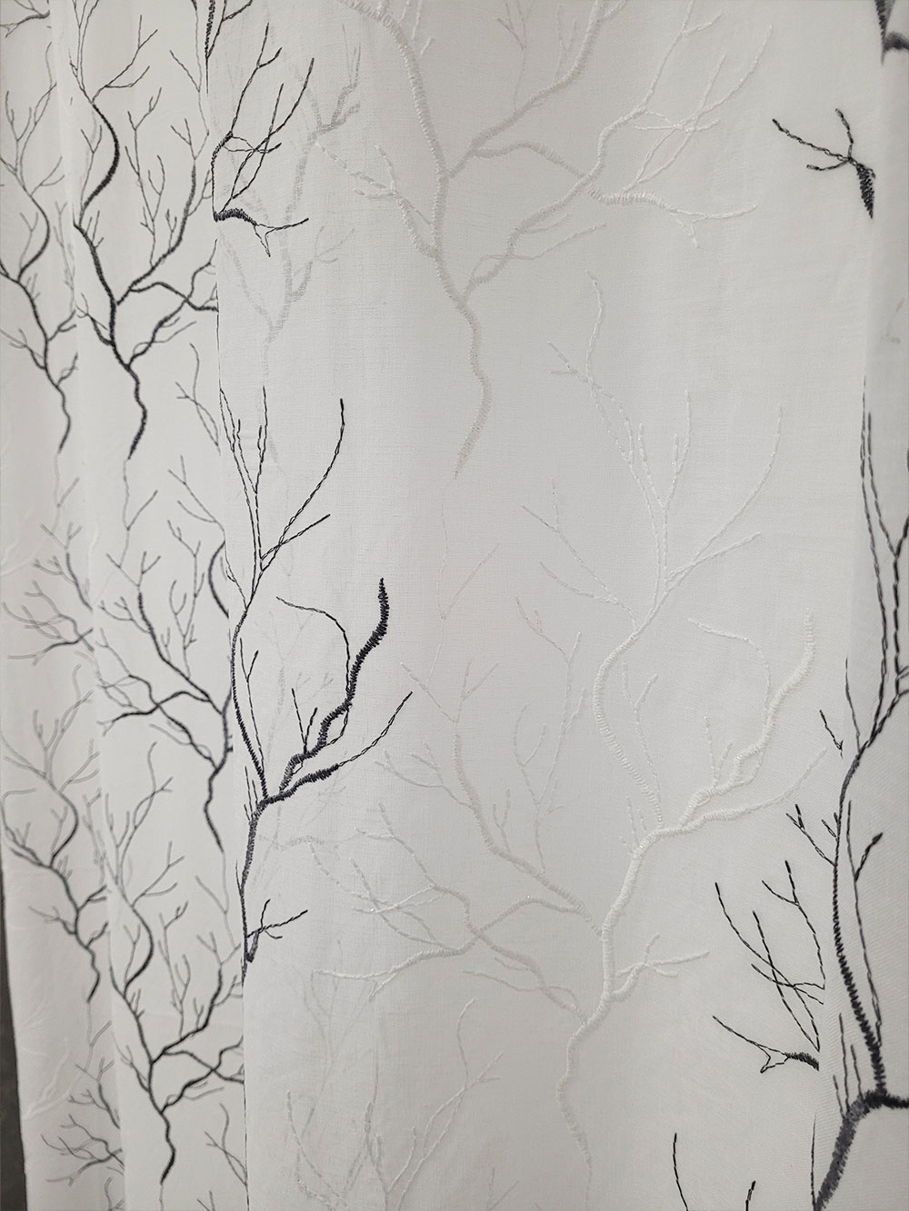 Perdea alb/negru cu model cu crengute