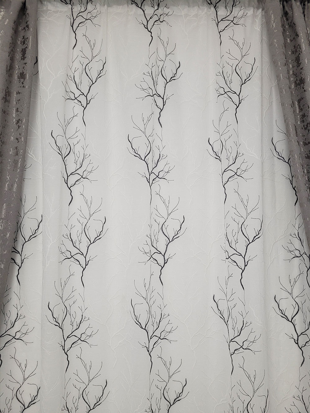 Perdea alb/negru cu model cu crengute