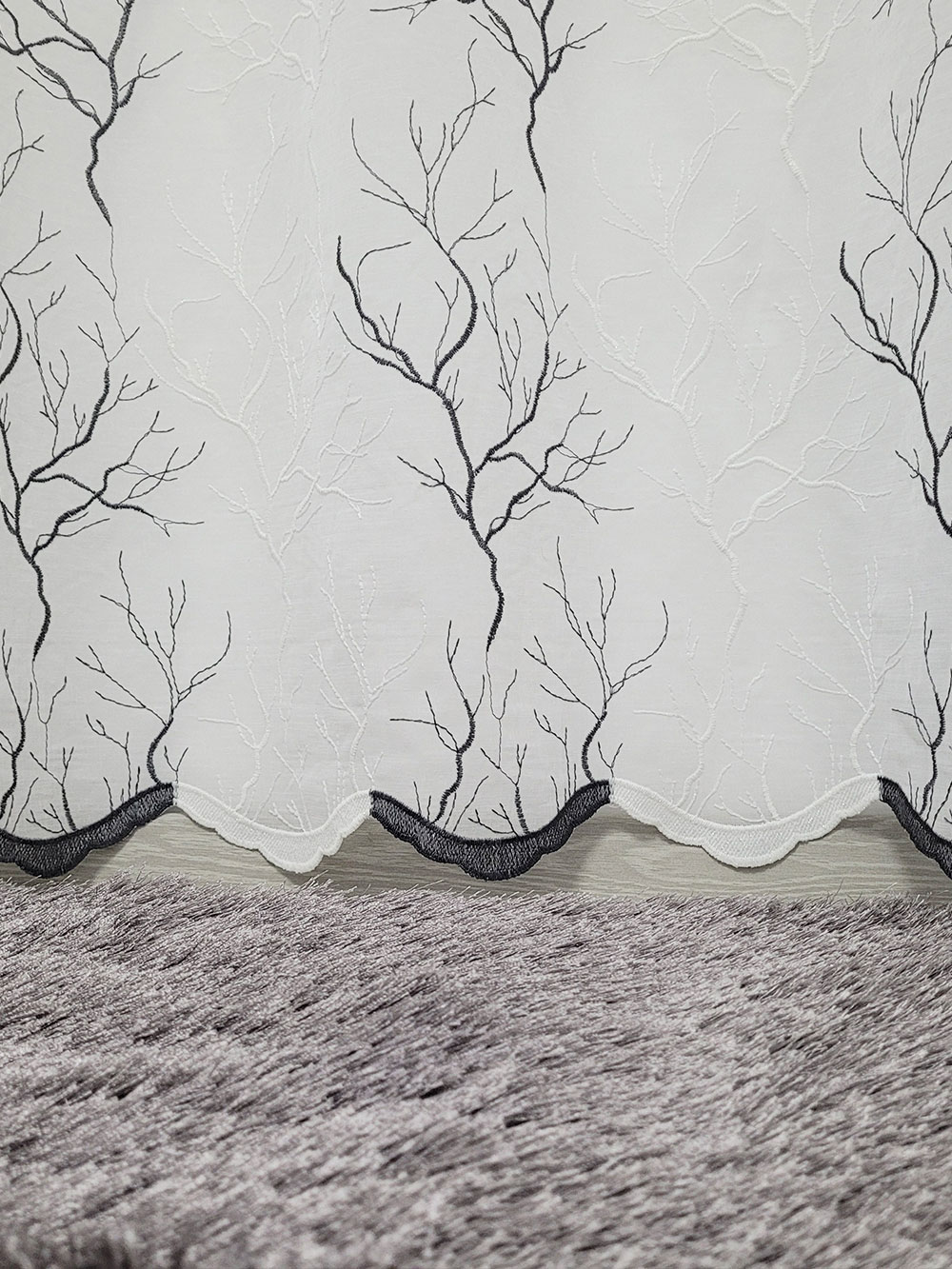 Perdea alb/negru cu model cu crengute