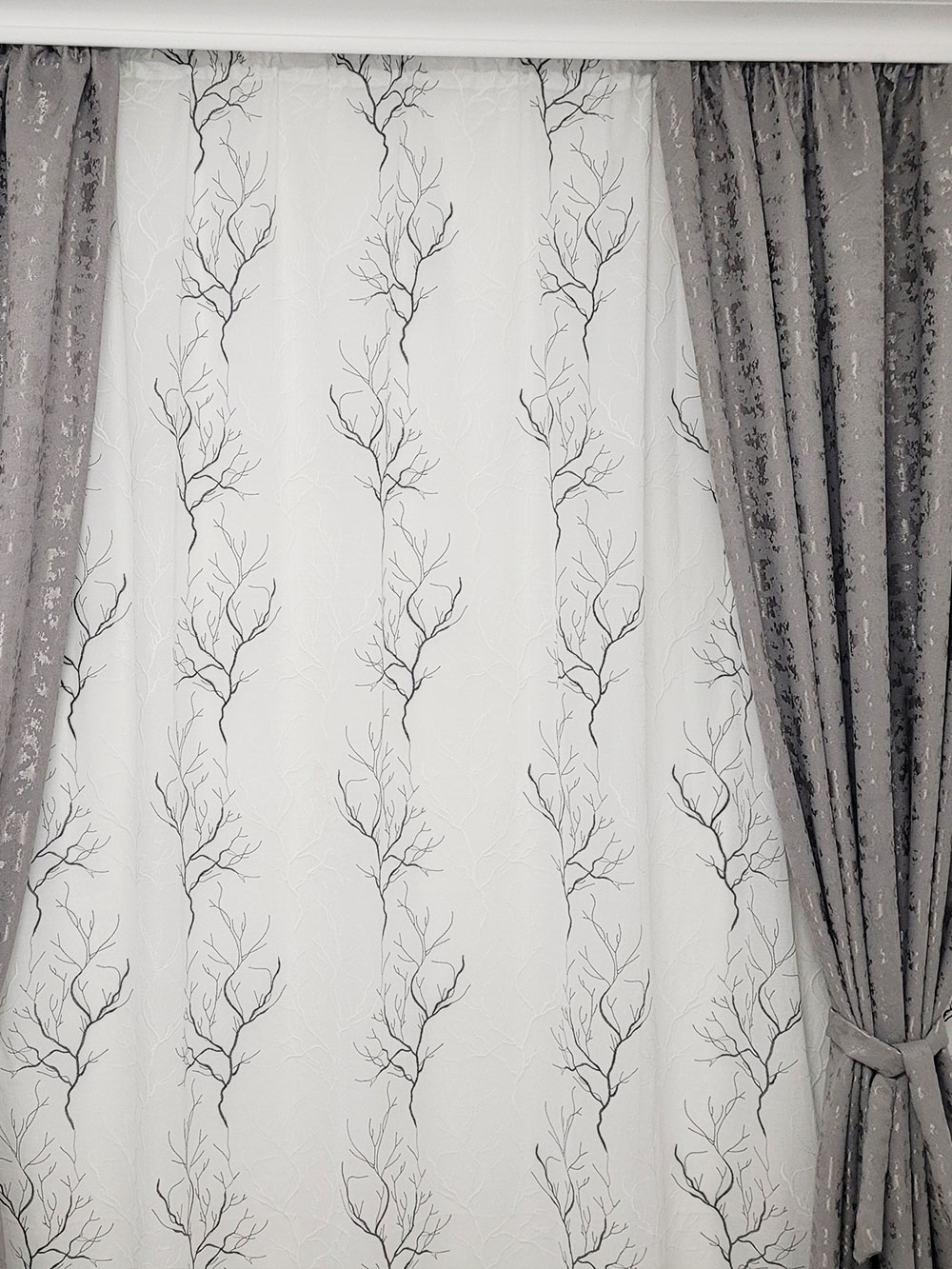 Perdea alb/negru cu model cu crengute