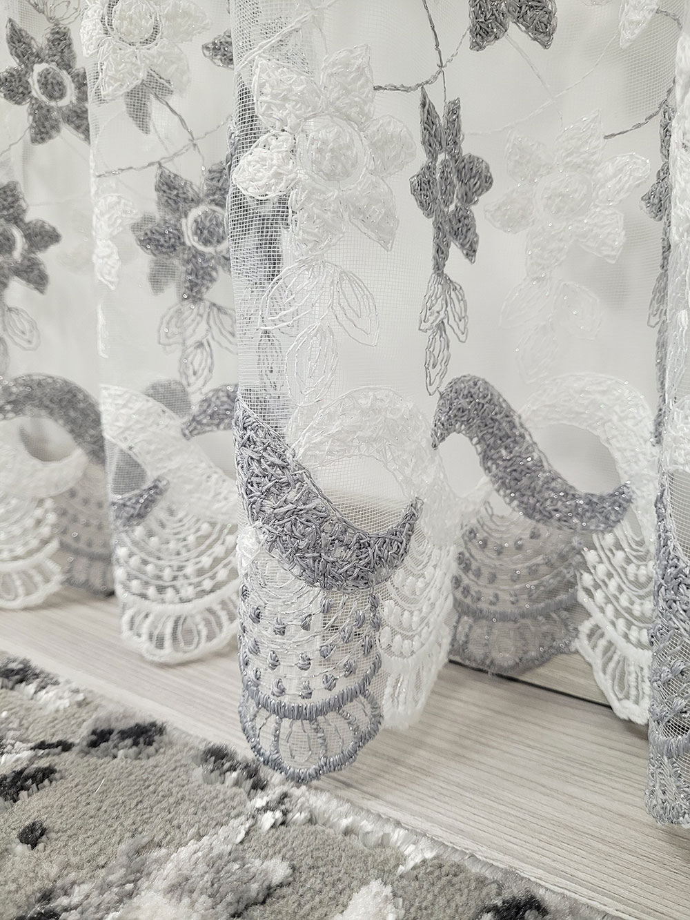 Perdea floricele albe/gri