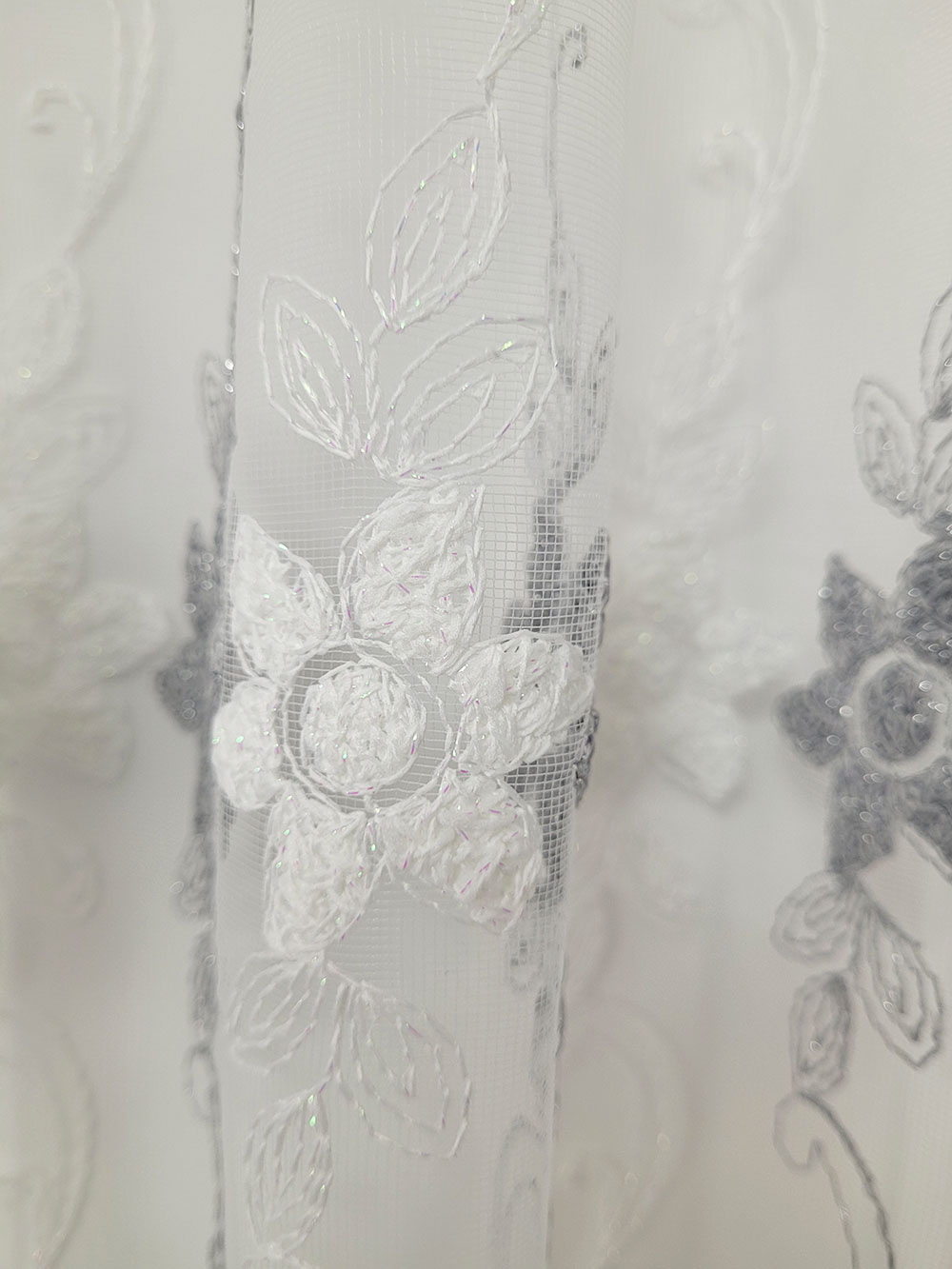 Perdea floricele albe/gri