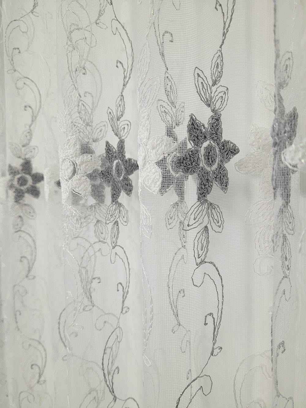 Perdea floricele albe/gri