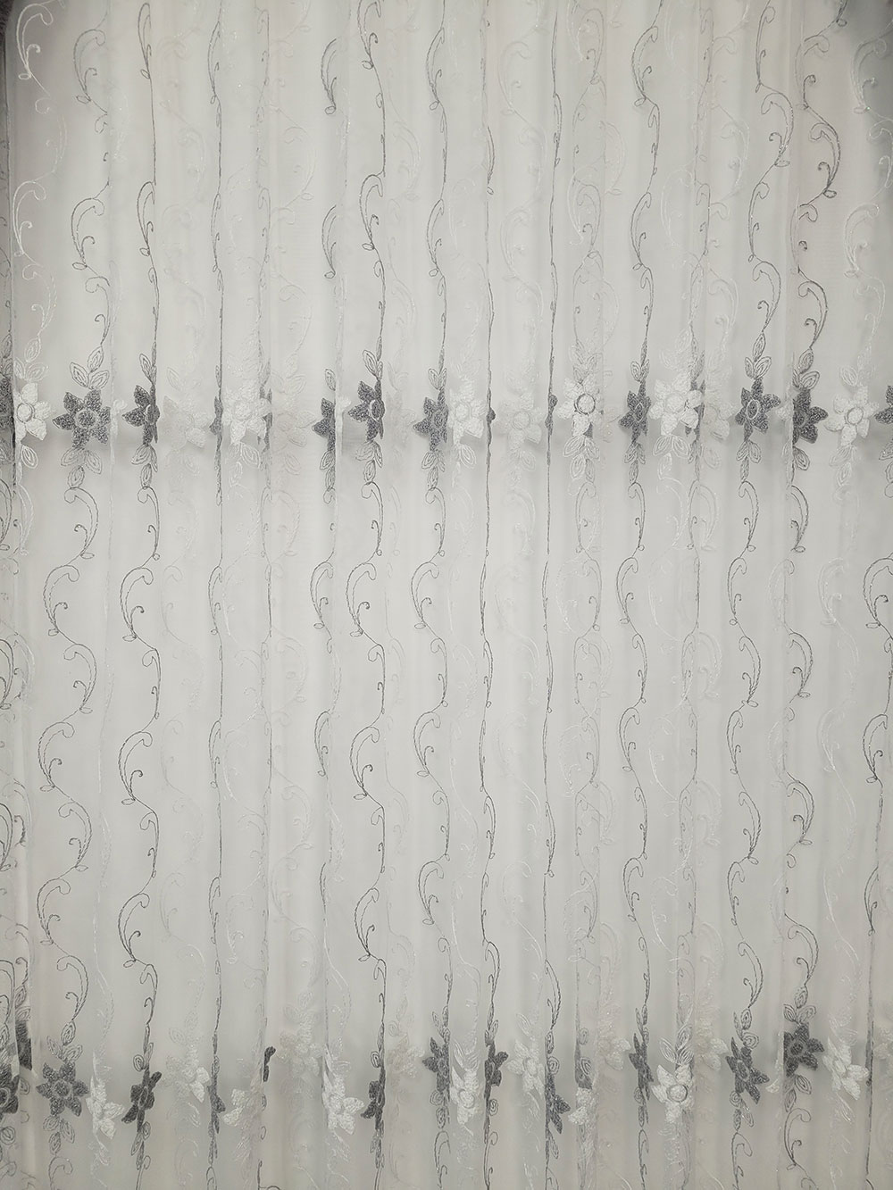Perdea floricele albe/gri