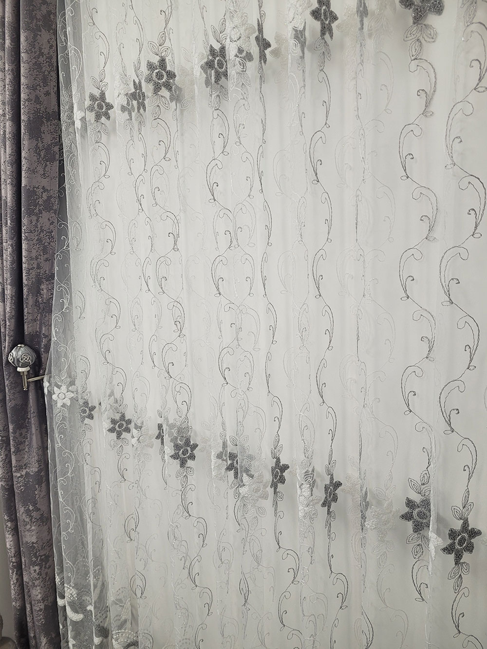 Perdea floricele albe/gri