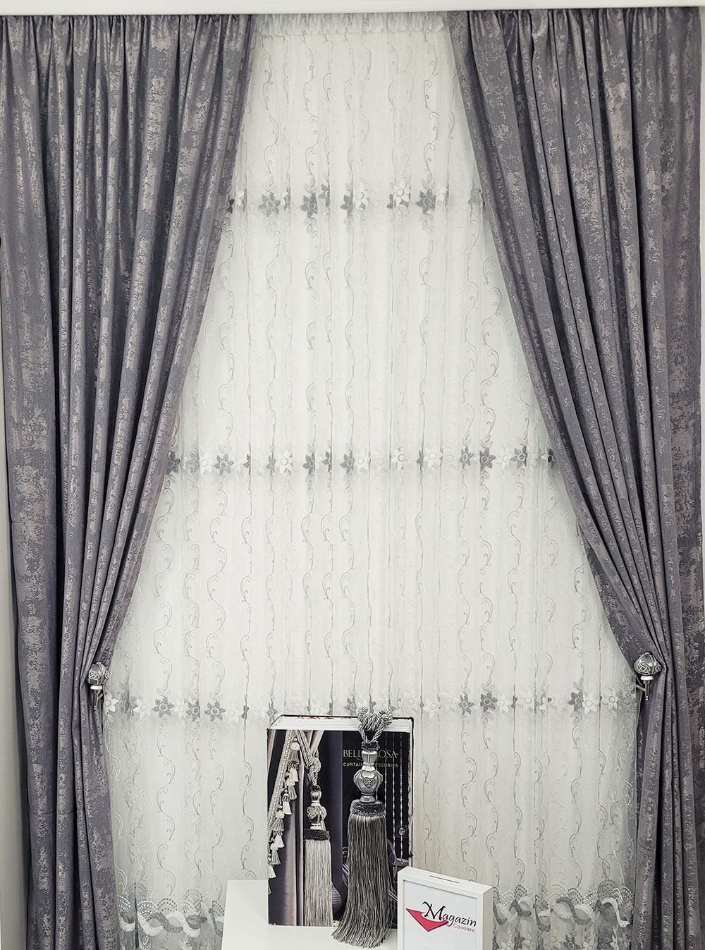 Perdea floricele albe/gri