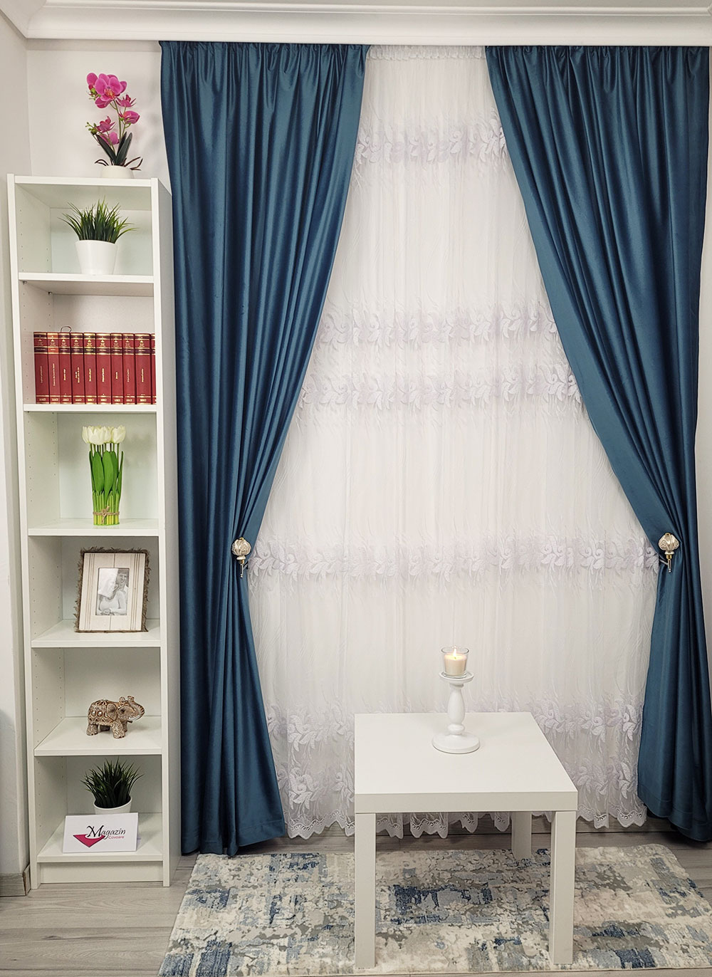 Perdea alba cu flori generoase