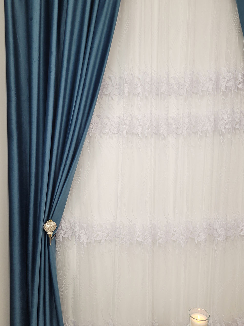 Perdea alba cu flori generoase