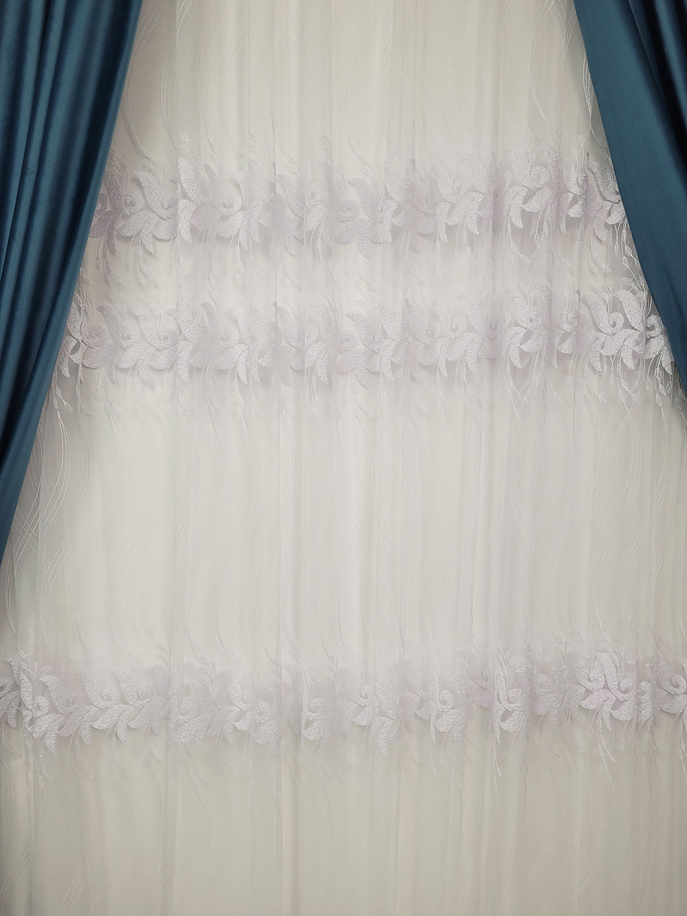 Perdea alba cu flori generoase