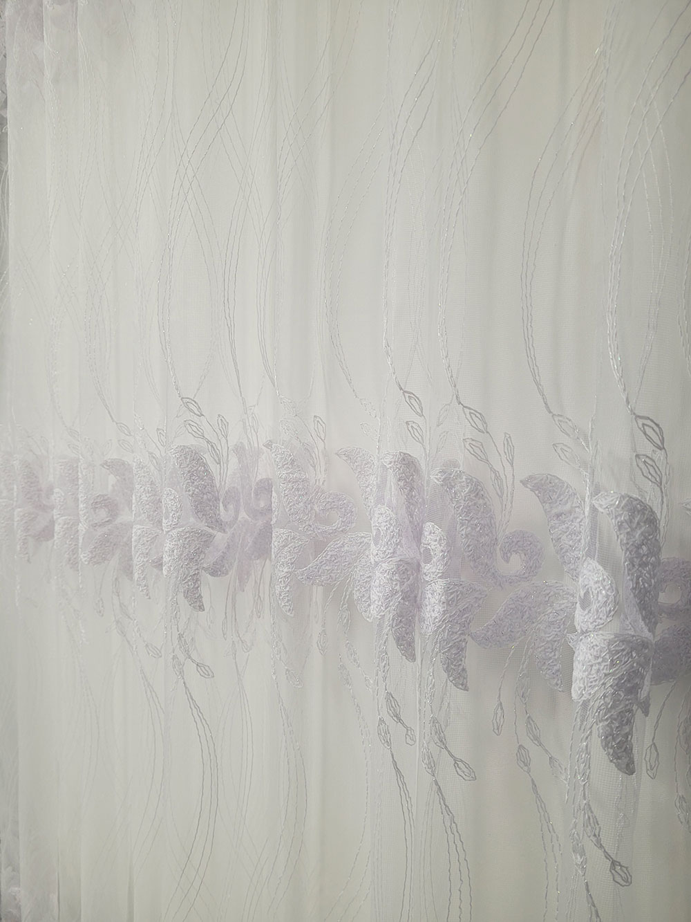 Perdea alba cu flori generoase