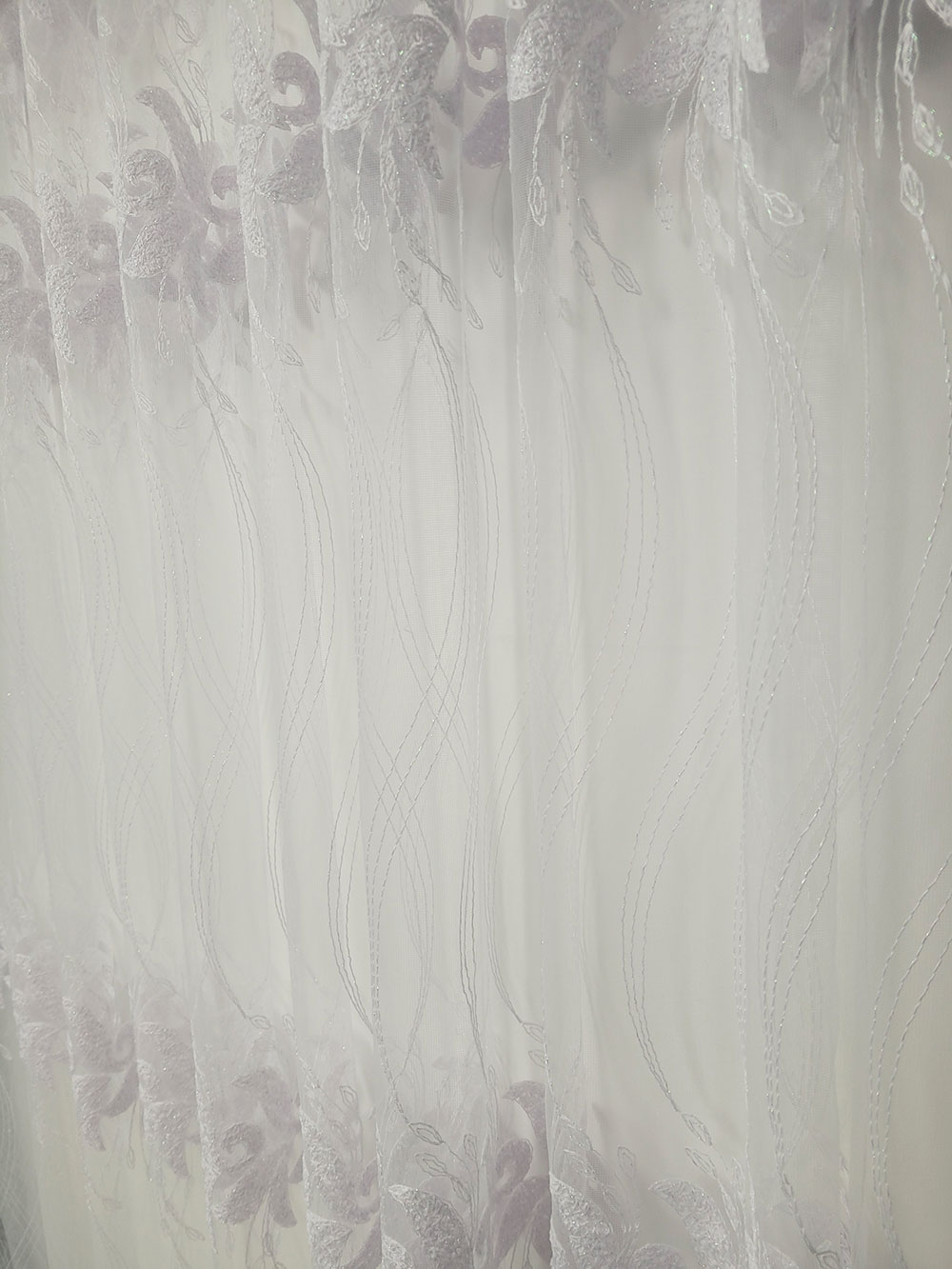 Perdea alba cu flori generoase