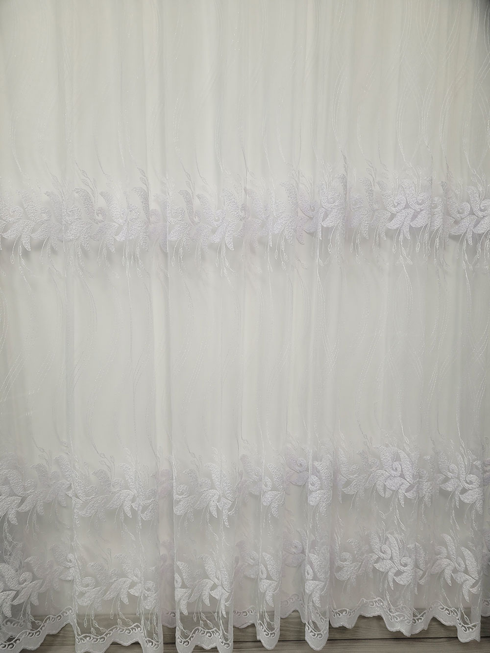 Perdea alba cu flori generoase