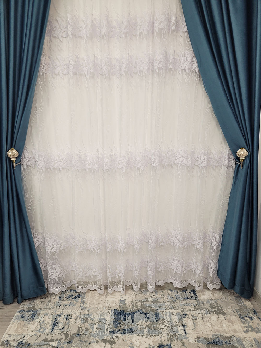 Perdea alba cu flori generoase