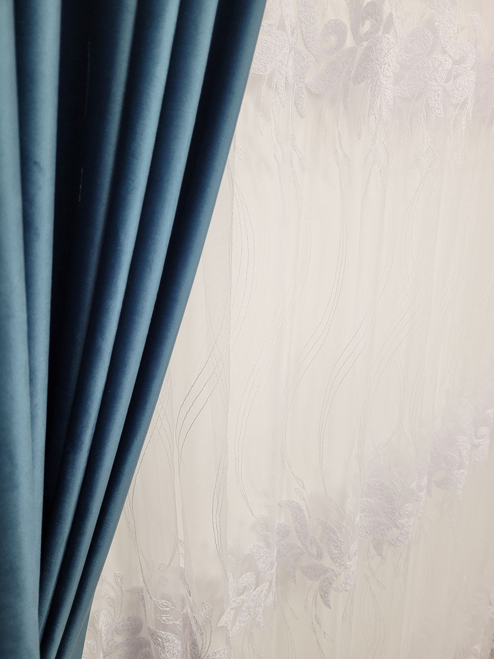 Perdea alba cu flori generoase