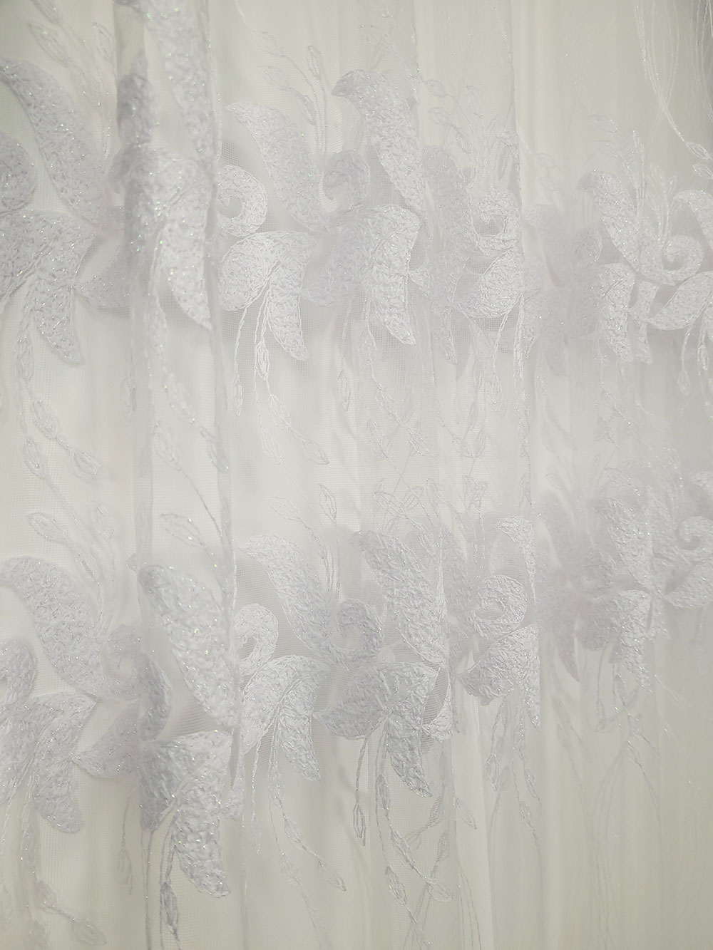 Perdea alba cu flori generoase